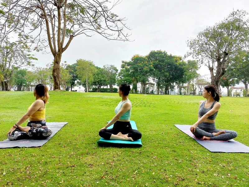 Giảm căng thẳng bằng cách tập yoga, ngồi thuyền