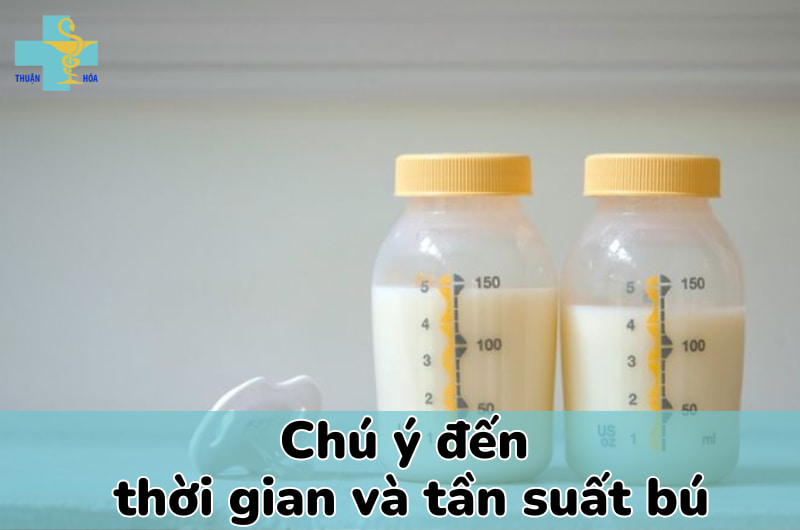 trẻ sơ sinh bú xong hay bị nôn trớ