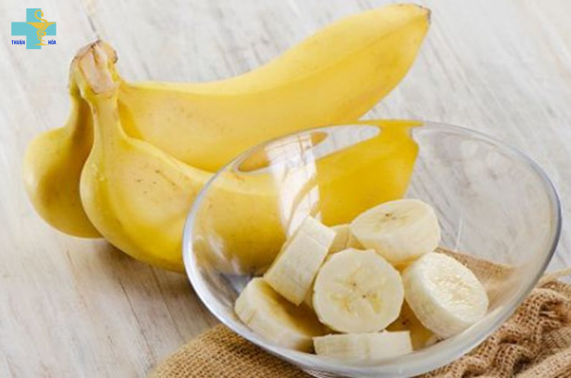 Liệu ba mẹ có biết trẻ bị tiêu chảy nên ăn gì? 4 Bé ăn chuối cải thiện tiêu hóa