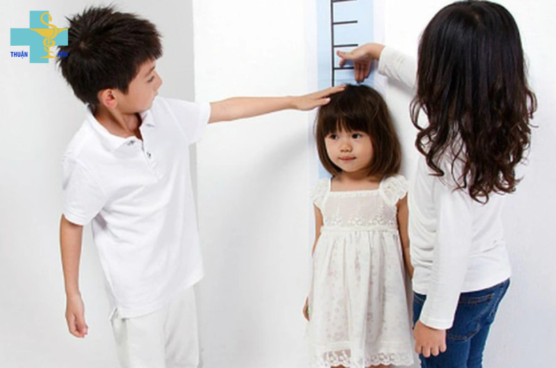 Trẻ suy dinh dưỡng thấp còi: Nguyên nhân, dấu hiệu và cách khắc phục 3 Trẻ còi xương do di truyền